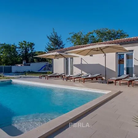 Villa In With Swimming Pool Smoljanci